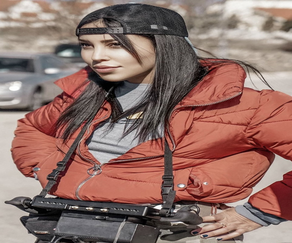 أول مخرجة كليبات مغربية.. كوثر التغزاوي كسبت الرهان وحظيت بثقة نجوم العالم